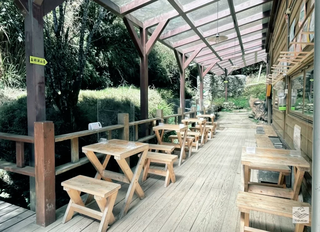 嘉明湖向陽山屋